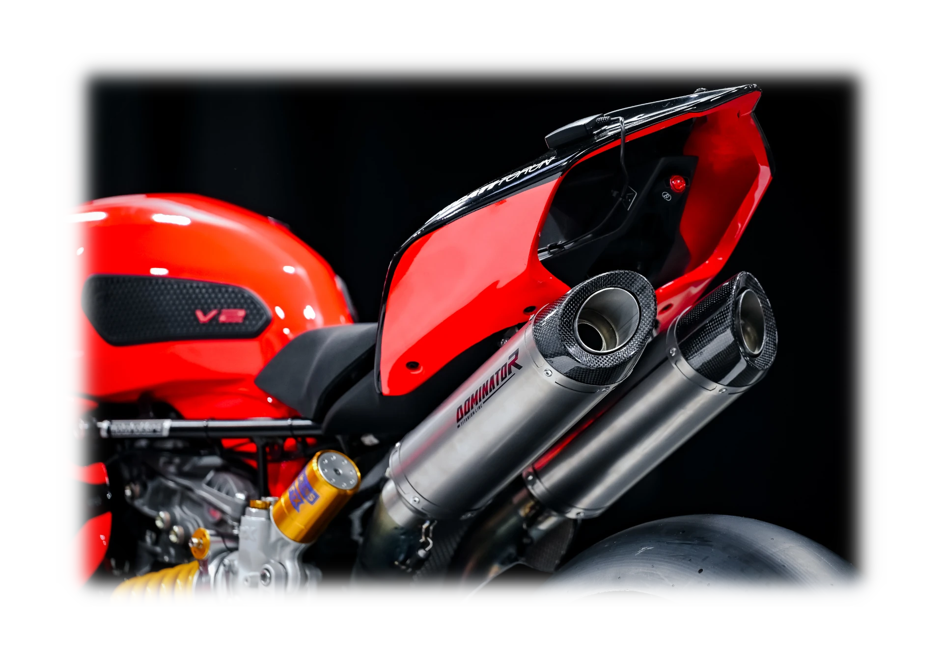 Ducati Panigale V2 com escape Dominator AF Racing